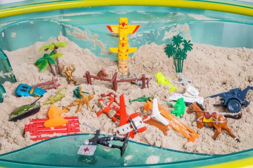 Zandbak met spelmateriaal