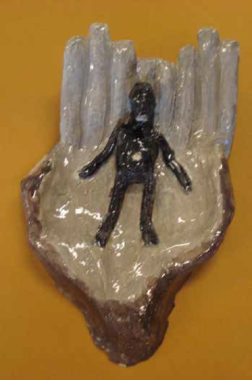 Een kommetje van twee handen met een kindje erin