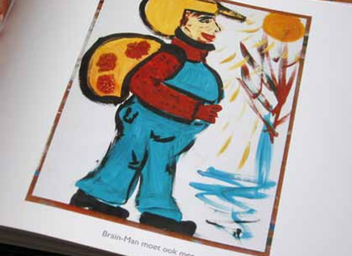 Man met strohoed en overall