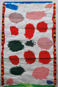 Groot vel met vlekken in rood, roze en zwart