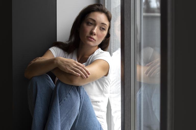 teruggetrokken gedrag - Freepik